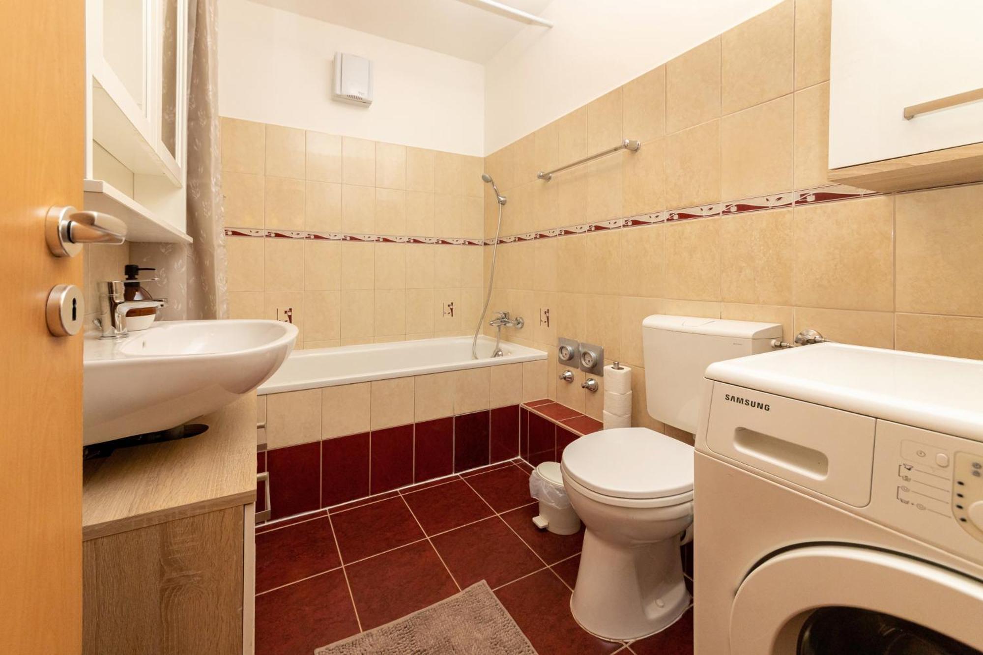 Center Budget Apartment Inside Free Parking Self Check-In Free Streaming Ac Balcony Budapest Ngoại thất bức ảnh